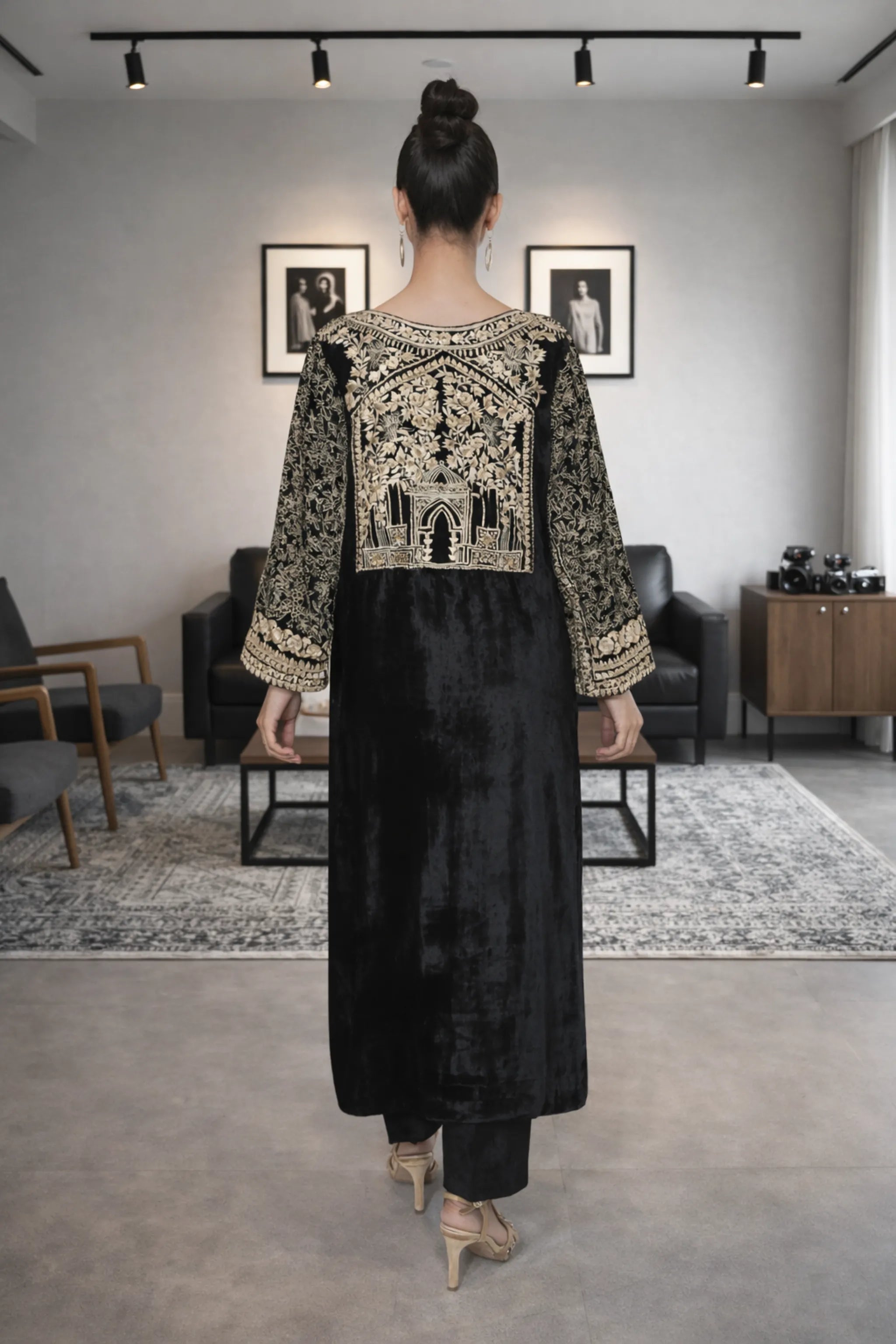 Elegant_black_velvet_kurtii